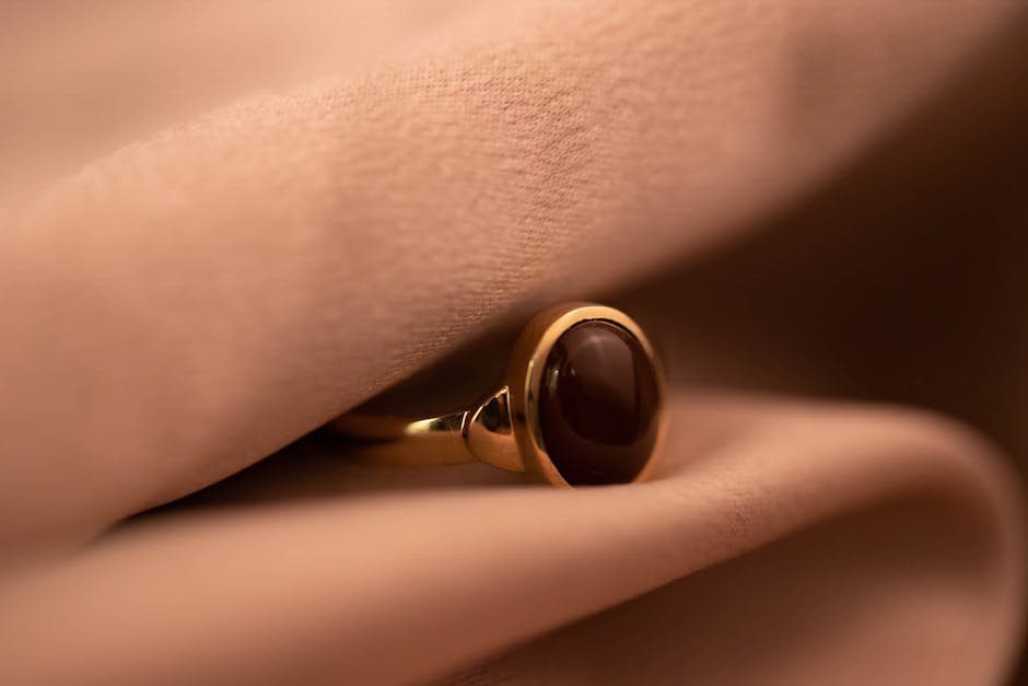 gold teardrop pendant necklace in 18K gold plated stainless steel