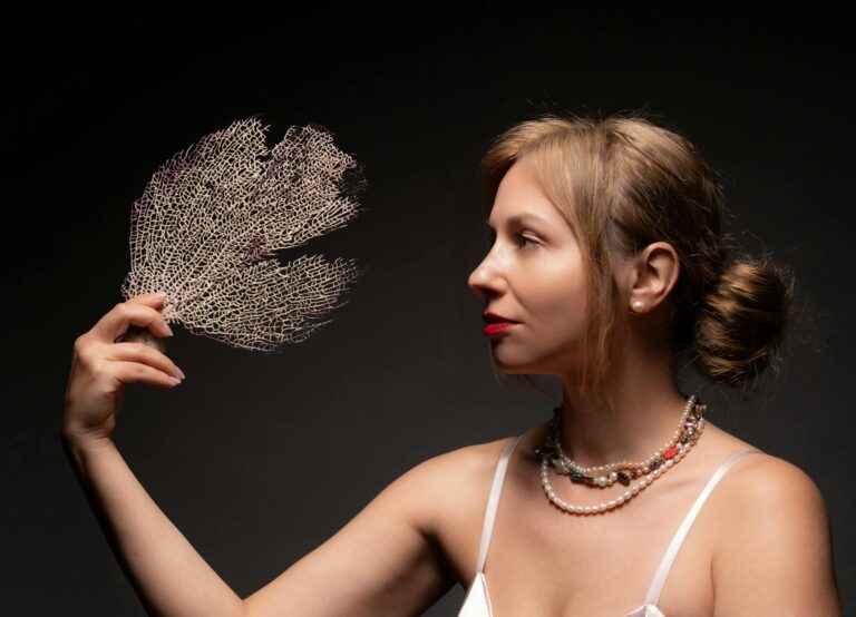 understated jewelry trend