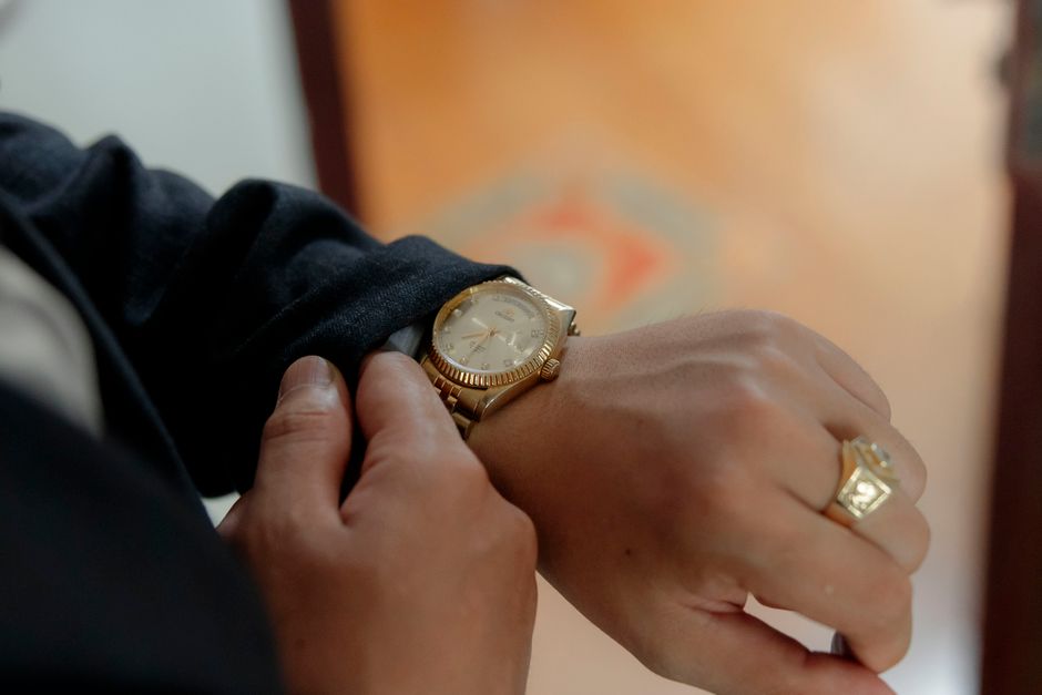 gold hug ring